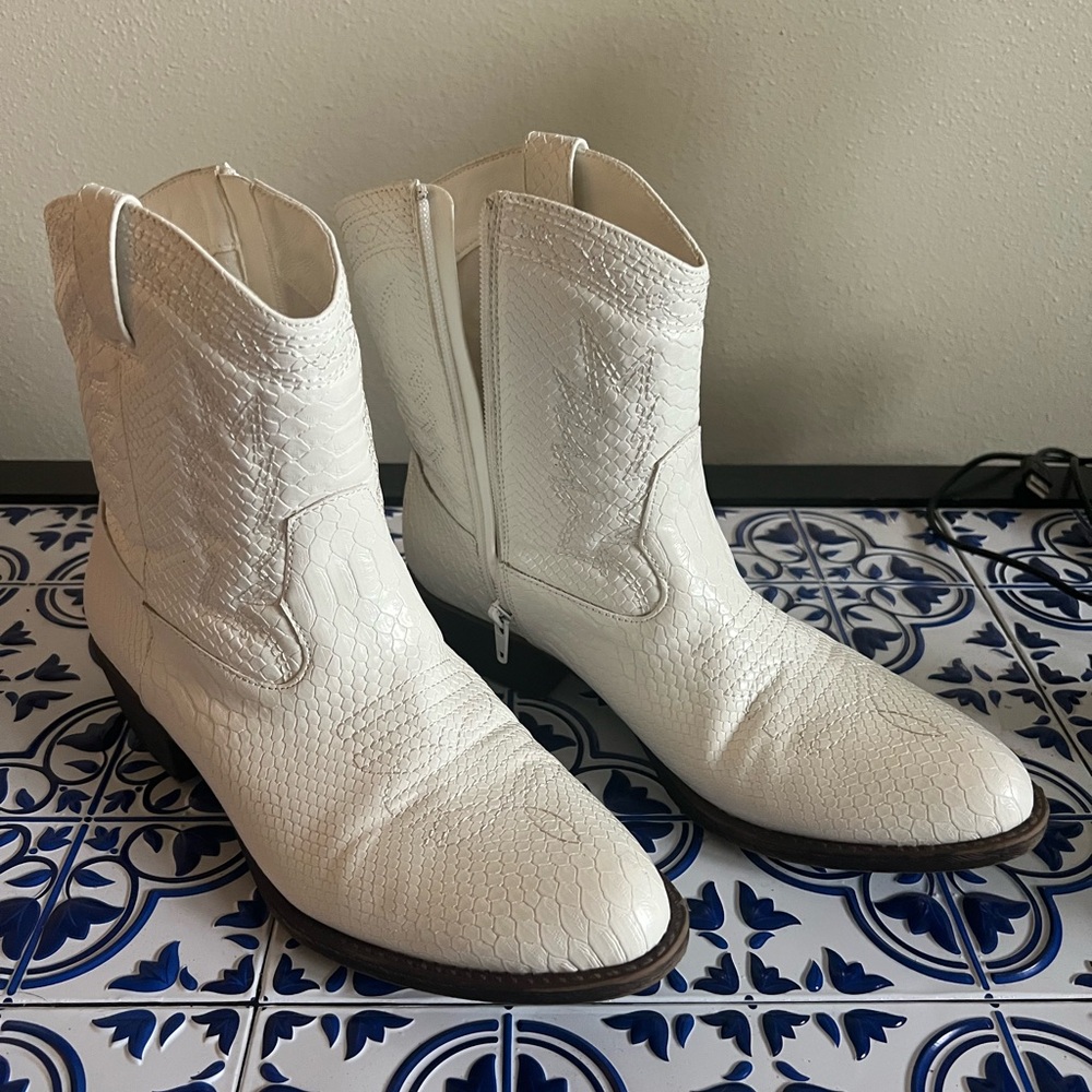 Cute white cowgirl boots!
